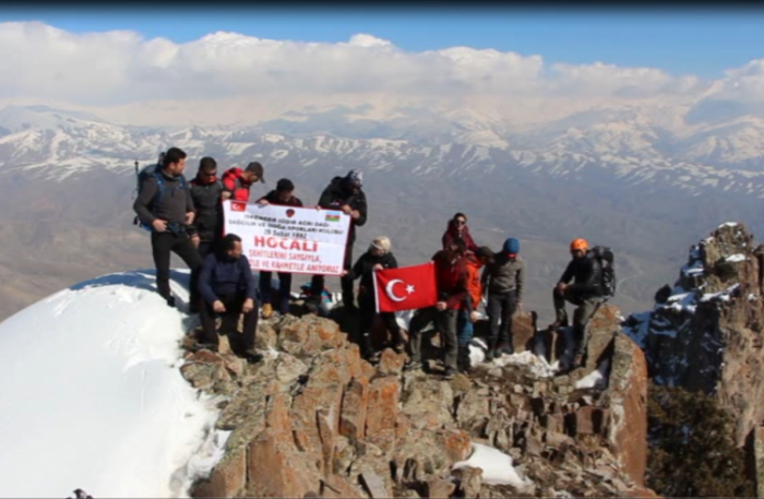 Türkiyəli alpinistlər Xocalını Haça­dağın zirvəsində andılar