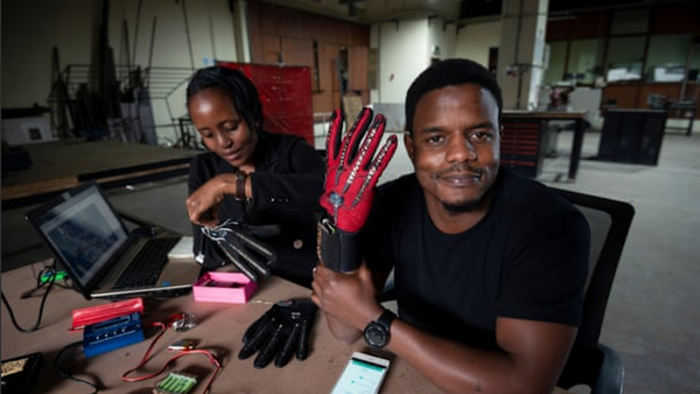 Ce Kenyan de 25 ans a inventé des gants qui convertissent la langue des signes en audio