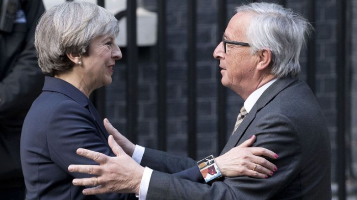 Brexit: Juncker recevra Theresa May jeudi