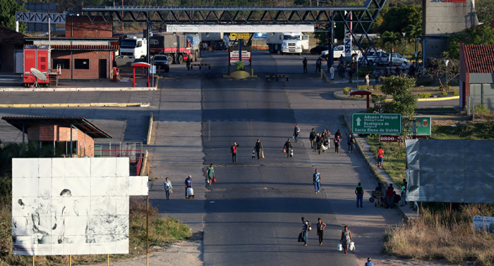 Venezolanos en Brasil increpan a militares en la frontera para que dejen pasar la ayuda