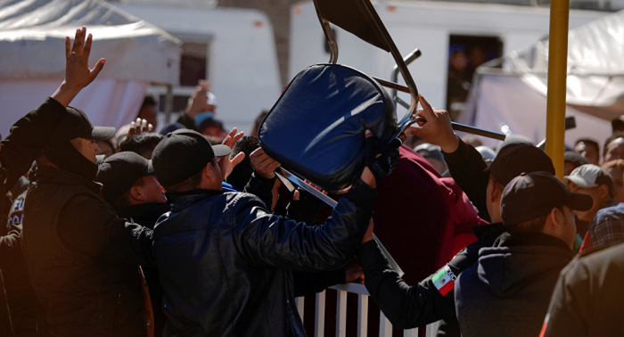   Migrantes se enfrentan a policía en albergue en norte de México   