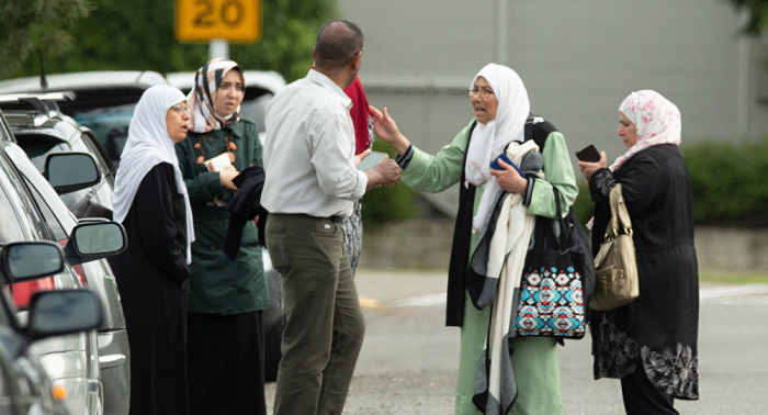 نيوزيلندية تزور المسجد مع طفليها وتعتذر عن الهجوم الإرهابي (فيديو)