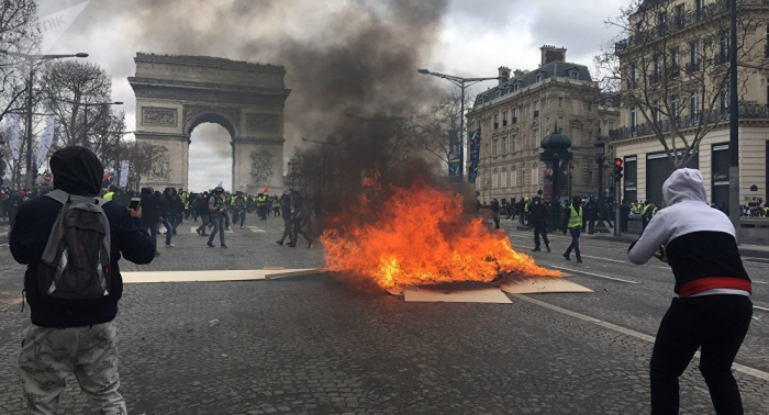 Aumenta a 37 el número de detenidos en protestas de chalecos amarillos en París