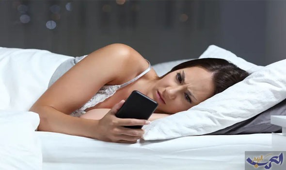 الهواتف المحمولة تُؤثِّر على الإنتاجية وتُسبِّب قلّة النوم بين الشباب