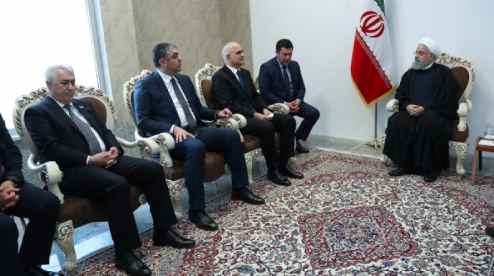  Irans Präsident trifft mit Delegation aus Aserbaidschan 