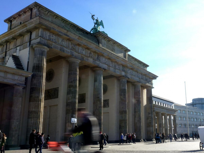  Bundeswehr verteilt Rosen am Brandenburger Tor 