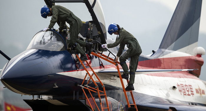 Dos pilotos muertos al estrellarse un avión militar chino