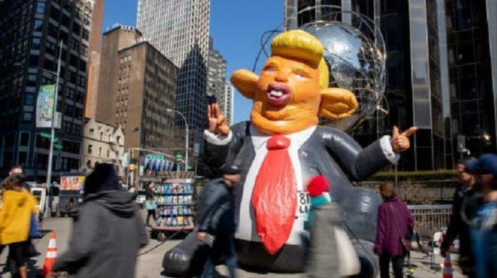 Trump con una apariencia de ratón ante su torre en Nueva York