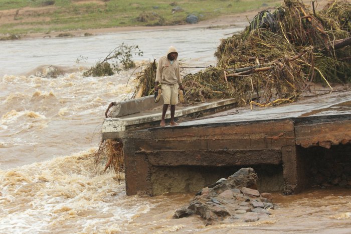 Aid agencies scramble to rescue people from Mozambique flood