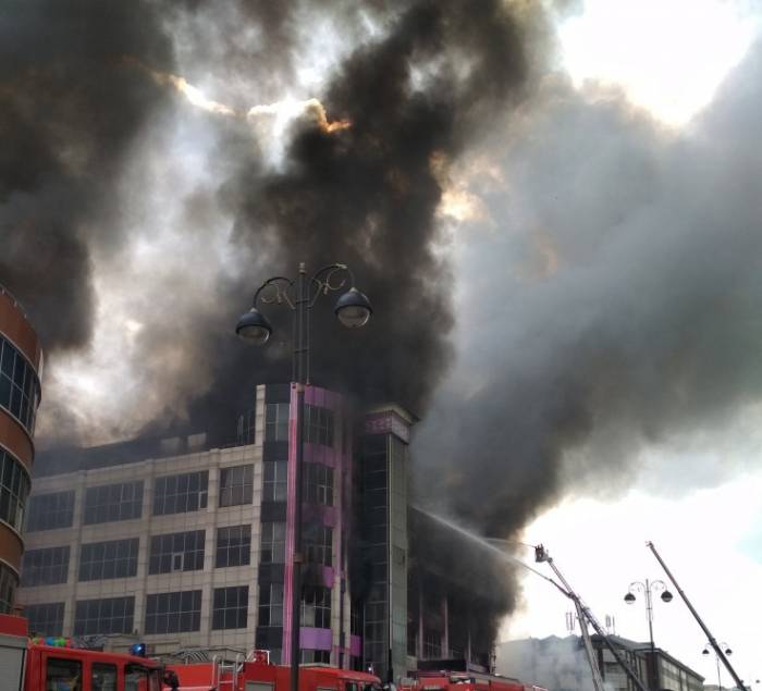   Brand in Einkaufszentrum in Baku  