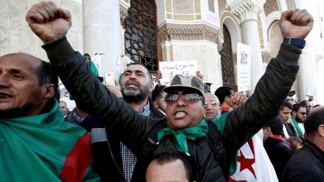 Algeria: police fire tear gas at protesters