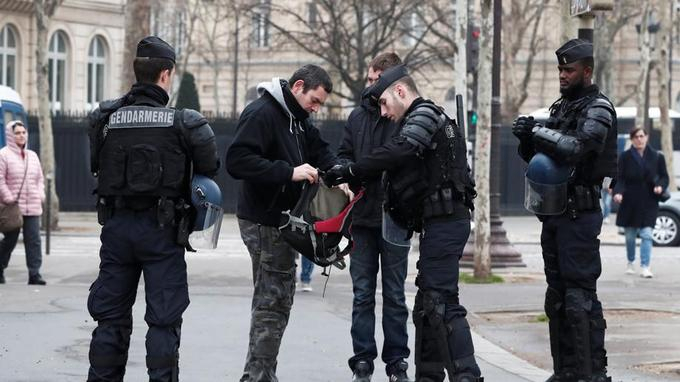   «Gilets jaunes» :  31 interpellations à midi à Paris, aucun incident signalé 