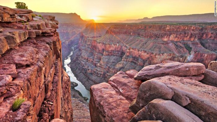 Tourist falls to his death while taking pictures at Grand Canyon