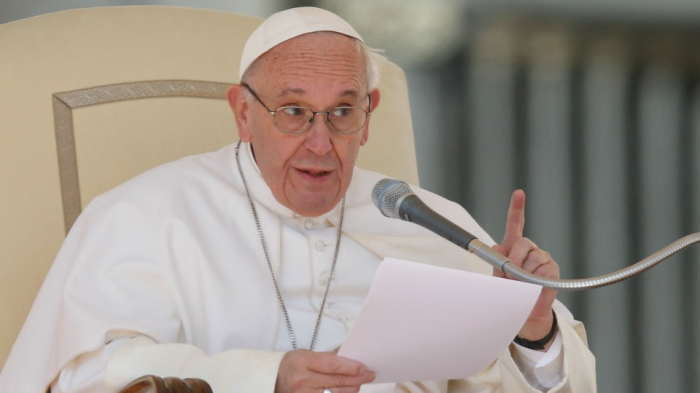 La curieuse attitude du pape face aux fidèles