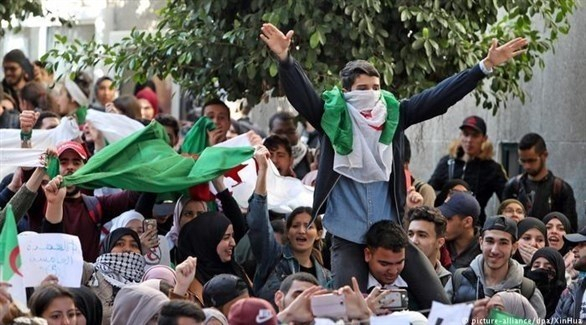 الجزائريون من الغضب الافتراضي إلى الشارع