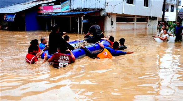ارتفاع حصيلة ضحايا فيضانات اندونيسيا إلى 77 قتيلاً