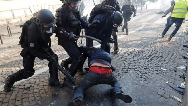 احتجاجات السترات الصفراء: الحكومة الفرنسية تستبدل رئيس شرطة العاصمة وتمنع التظاهر في بعض المناطق