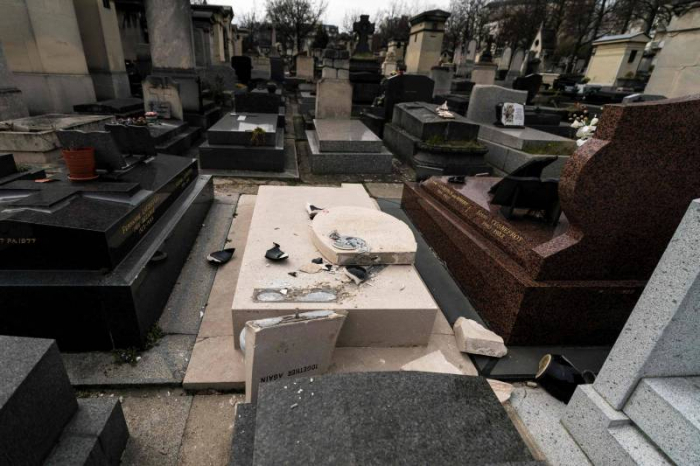 La tombe de Man Ray dégradée dans un cimetière à Paris