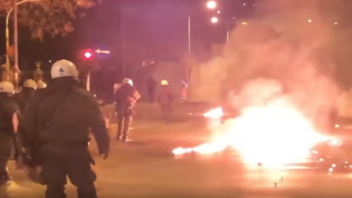     VIDEO:   Enmascarados lanzan cócteles molotov a la Policía cerca del consulado turco en Grecia  