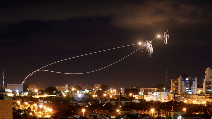   El Ejército israelí ataca unos 100 objetivos en la Franja de Gaza tras el lanzamiento de cohetes contra Tel Aviv  
