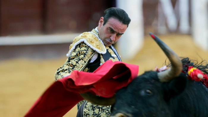 El torero español Enrique Ponce gravemente herido tras una cogida en Valencia