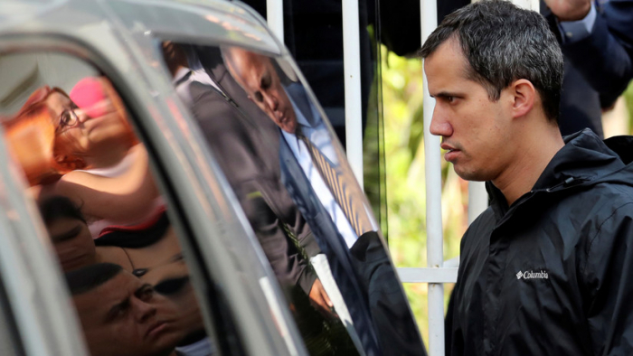 Un grupo de desconocidos ataca la camioneta de Juan Guaidó en Caracas