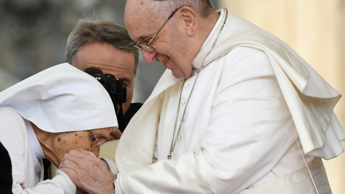 El papa Francisco ya permite que le besen el anillo
