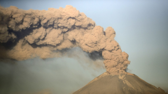     VIDEO:   Se registra una nueva explosión del volcán Popocatépetl en México  