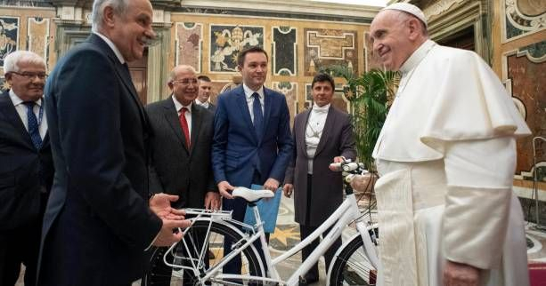Le pape François met en garde les sportifs contre le dopage et la corruption