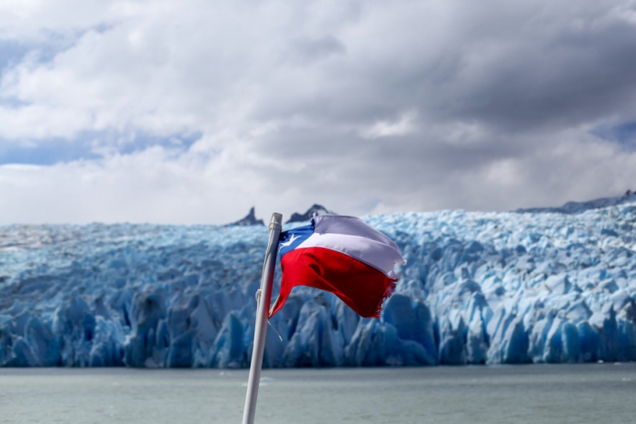 Deux icebergs se détachent du glacier Grey, au sud du Chili