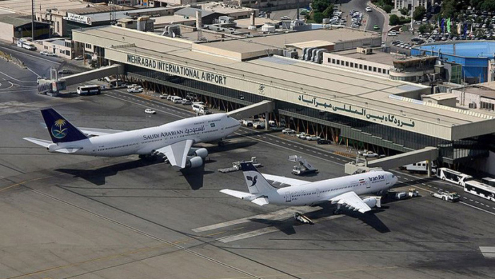 Un avión se incendia en el aeropuerto de Teherán con 50 pasajeros a bordo