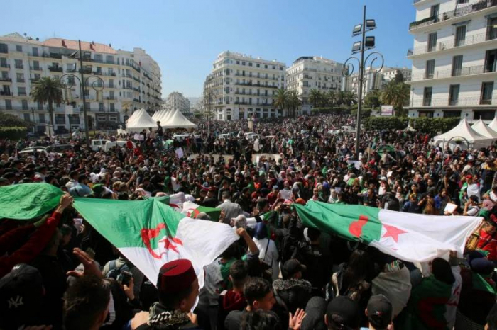  Algérie:  des milliers de personnes manifestent dans le centre d