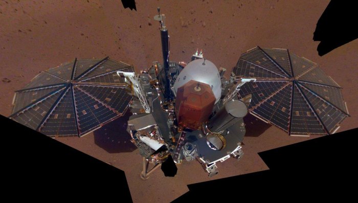   Mars InSight lander starts digging but hits snags  