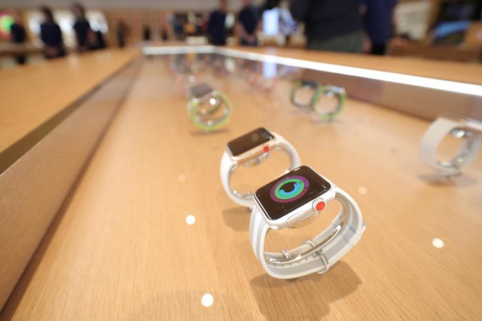 Apple Watch detects irregular heart beat in large U.S. study