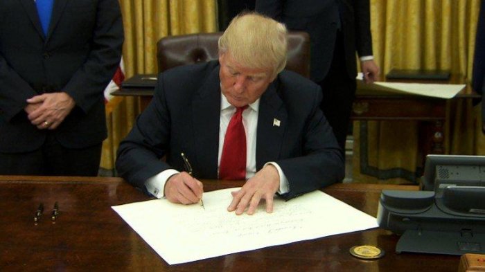  Trump signs proclamation recognising Israel