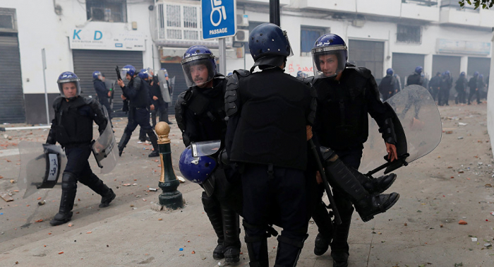 Un centenar de efectivos de seguridad heridos durante protestas en la capital argelina