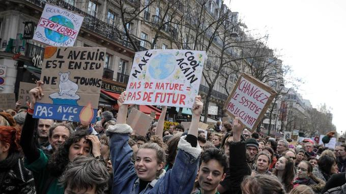     Paris:   la «Marche du siècle» pour le climat rassemble 45.000 manifestants  