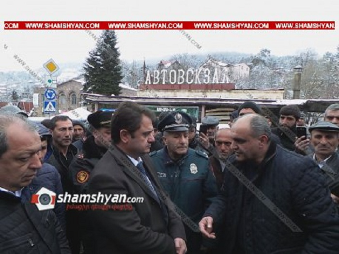    Ermənistanda etirazçılar yolu bağladı  
   