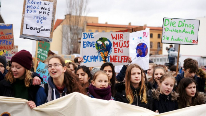 Greta Thunberg spricht am Brandenburger Tor