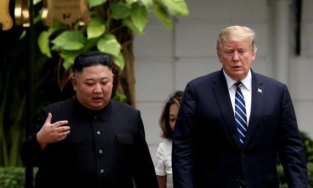 With a piece of paper, Trump called on Kim to hand over nuclear weapons  