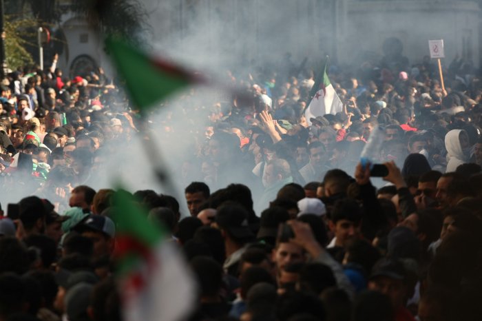   Alger:   des milliers de manifestants dans le centre-villle