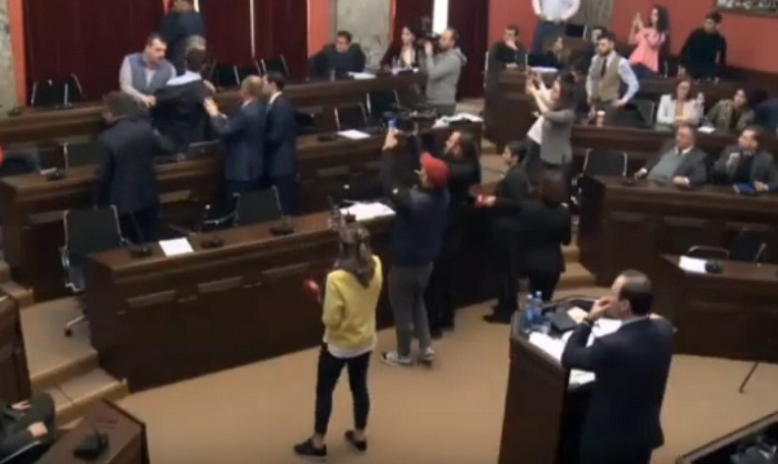  Gürcü deputatlar arasında dava düşdü - VİDEO    