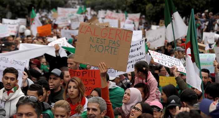 Demandan la dimisión del ministro argelino por adelantar las vacaciones en medio de protestas