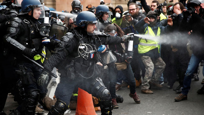  VIDEO: Policía francés rocía con gas pimienta a un activista de los 