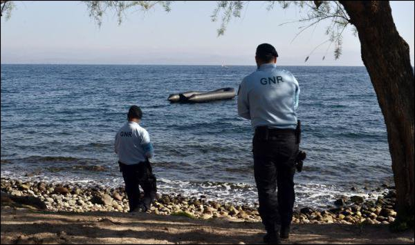 Grèce: un bateau de migrants coule,  trois morts dont deux enfants 