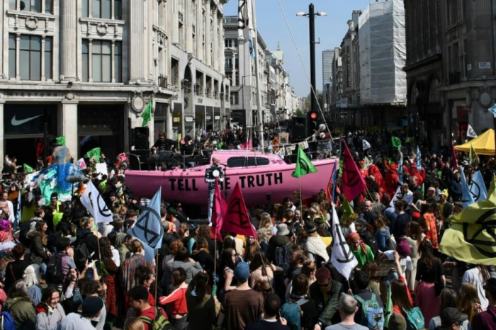 Plus de cent personnes arrêtées à Londres après des blocages «écologiques»