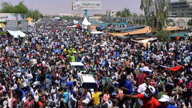 تواصل الاعتصام أمام مقر قيادة الجيش السوداني واتهامات للأمن بمحاولة فضه