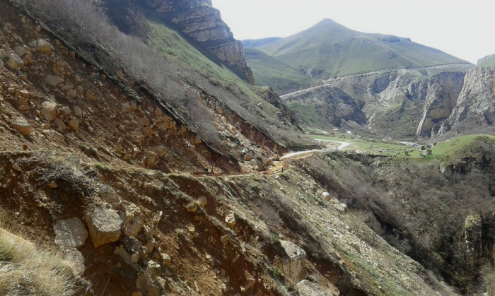  Quba-Xınalıq yoluna iri qaya parçaları düşüb,  yol bağlanıb  