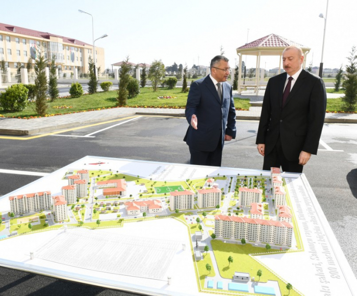   Präsident Ilham Aliyev weiht in Kurdakhani Siedlung für Flüchtlingsfamilien gebauten Wohnkomplex ein  