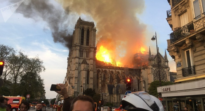   Spitze und Dach der Notre-Dame-Kathedrale in Paris eingestürzt  